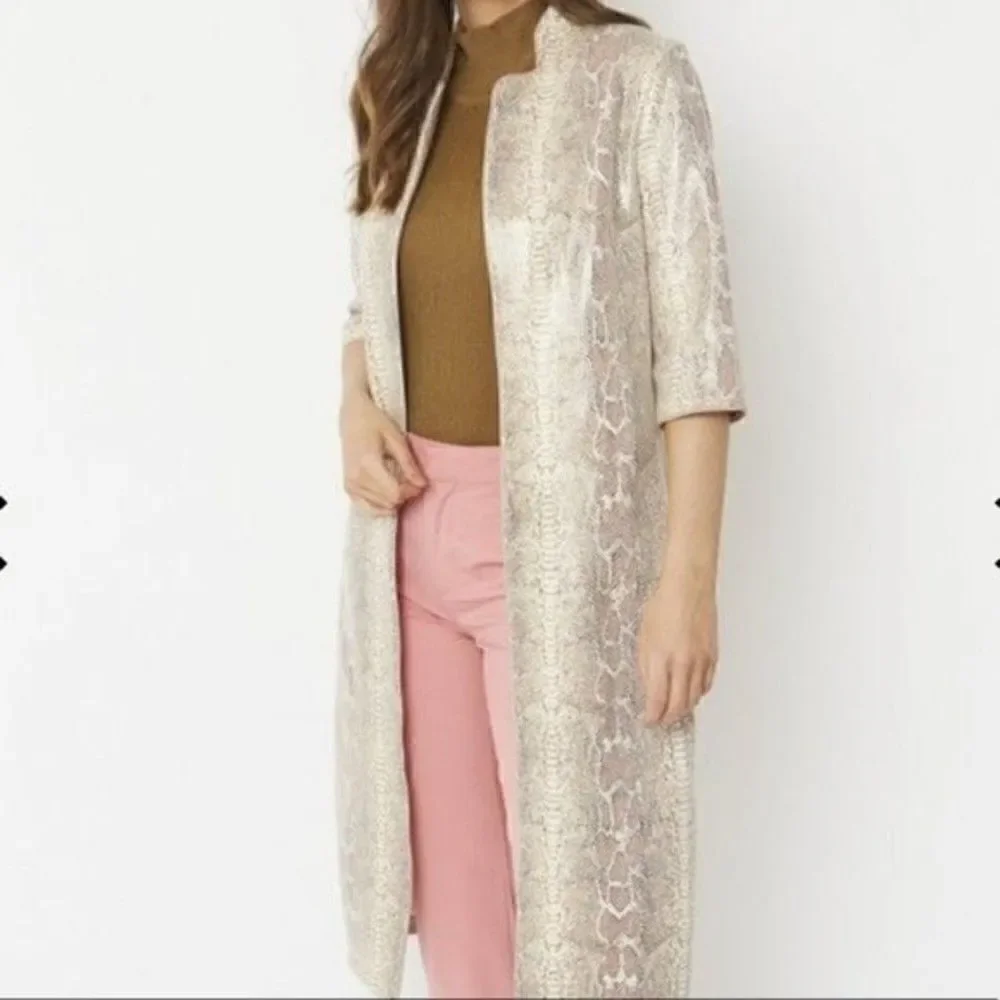 Tahari snakeskin print coat size Medium BoxS 3/4 sleeves medium length